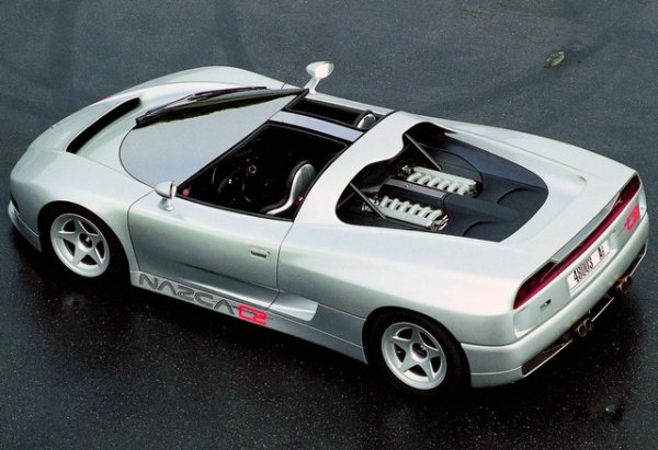 И да, разбрахте всичко правилно за версиите - общо са направени три различни екземпляра на BMW Nazca - M12, C2 и C2 Spider, които все още са живи, здрави и периодично се появяват на автомобилни партита. Това е, когато е официално. Но в мрежата се разпространяват снимки на друга „незаписана” синя кола M12, която принадлежи на султана на Бруней. Все пак специална поръчка!